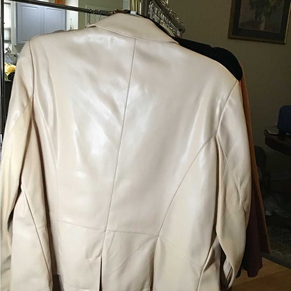 G by Giuliana Cream Faux Blazer with Notched Lapels and Structured Shoulders - Picture 4 of 4